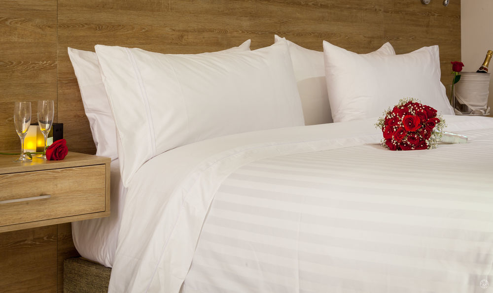 Ghl Collection Barranquilla Hotel Eksteriør bilde A bed with white sheets
