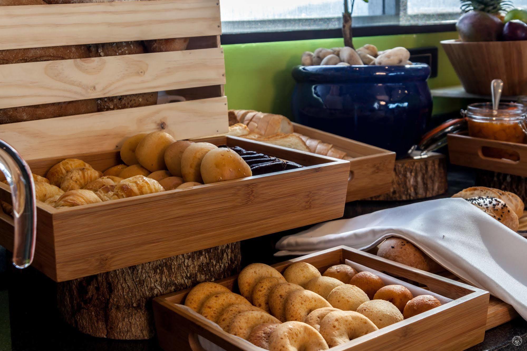 Ghl Collection Barranquilla Hotel Eksteriør bilde Buns at a buffet