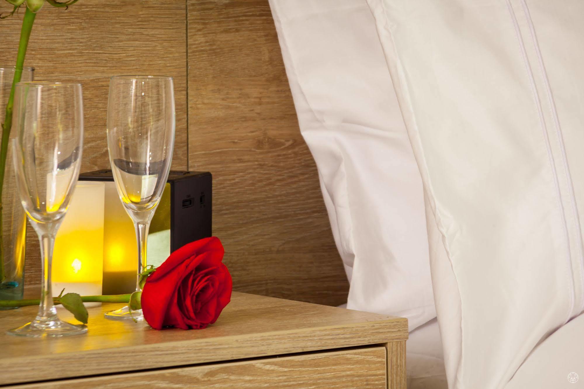 Ghl Collection Barranquilla Hotel Eksteriør bilde A red rose and champagne