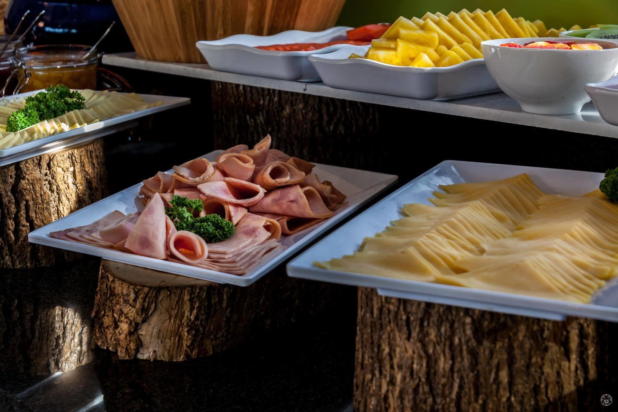 Ghl Collection Barranquilla Hotel Eksteriør bilde A buffet with ham and cheese