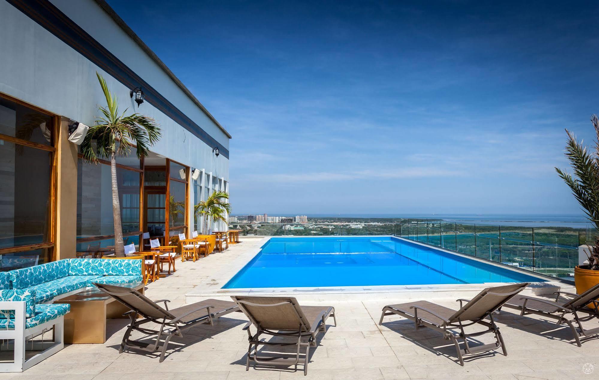 Ghl Collection Barranquilla Hotel Eksteriør bilde Rooftop pool at the hotel